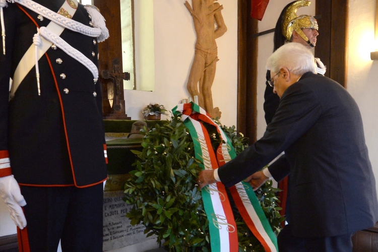 Il Presidente Sergio Mattarella depone una corona d'Alloro all'Ossario dei Caduti edi Forno di Coazze