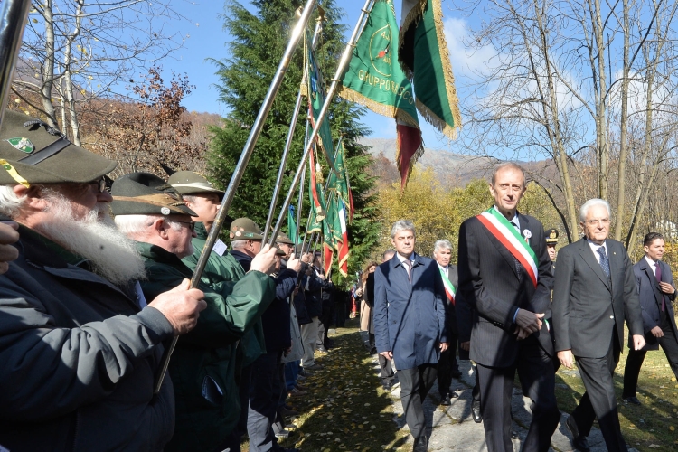 Il Presidente Sergio Mattarella con Piero Fassino all'Ossario dei Caduti di Forno di Coazze