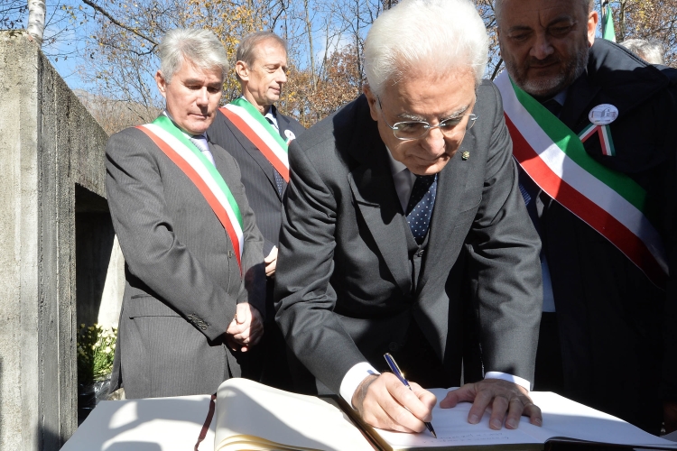 Il Presidente Sergio Mattarella firma il libro d'onore all'Ossario dei Caduti di Forno di Coazze