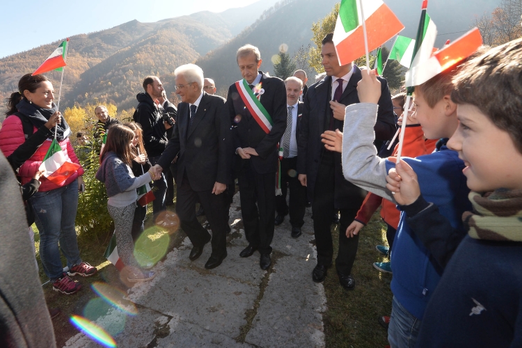 Il Presidente Sergio Mattarella accolto dai bambini all'Ossario dei Caduti di Forno di Coazze