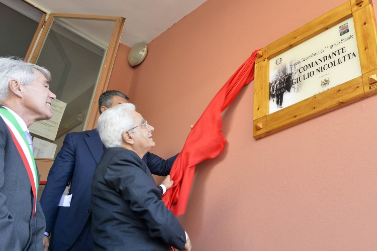 Il Presidente Sergio Mattarella scopre una targa intotolata al Comandante Giulio Nicoletta