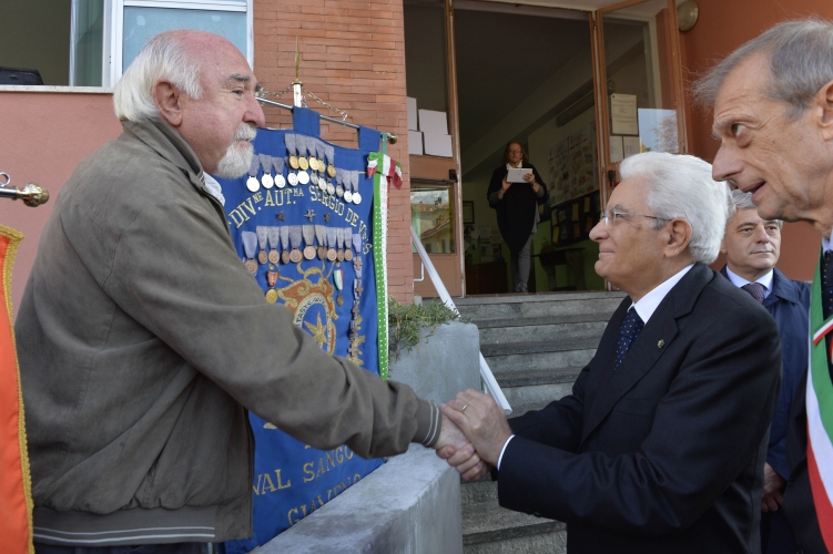 Il Presidente Sergio Mattarella esce dalla Scuola "Comandante Giulio Nicoletta"