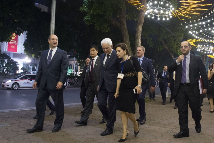 Il Presidente Sergio Mattarella con l'Ambasciatore d'Italia ad Hanoi, Cecilia Piccioni