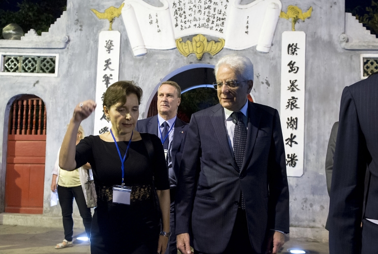 Il Presidente Sergio Mattarella con l'Ambasciatore d'Italia ad Hanoi, Cecilia Piccioni