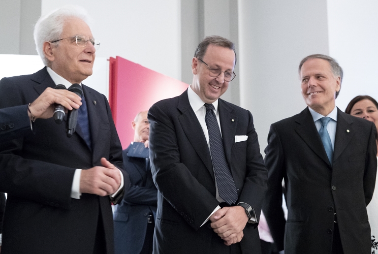 Il Presidente della Repubblica Sergio Mattarella con a fianco l’Ambasciatore d’Italia a Tbilisi Antonio Enrico Bartoli e il Ministro degli Affari Esteri Enzo Moavero Milanesi, in occasione del saluto al personale dell’Ambasciata d’Italia