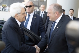  Il Presidente della Repubblica Sergio Mattarella accolto al Palazzo Presidenziale dal Presidente della Repubblica di Georgia Giorgi Margvelashvili