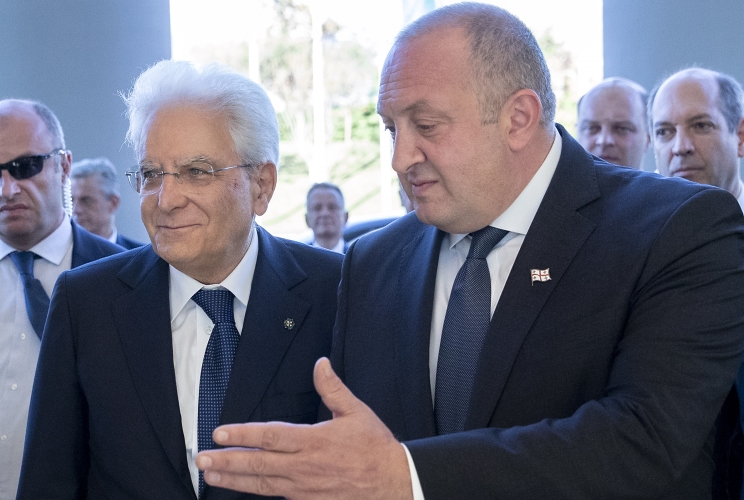  Il Presidente della Repubblica Sergio Mattarella accolto al Palazzo Presidenziale dal Presidente della Repubblica di Georgia Giorgi Margvelashvili 