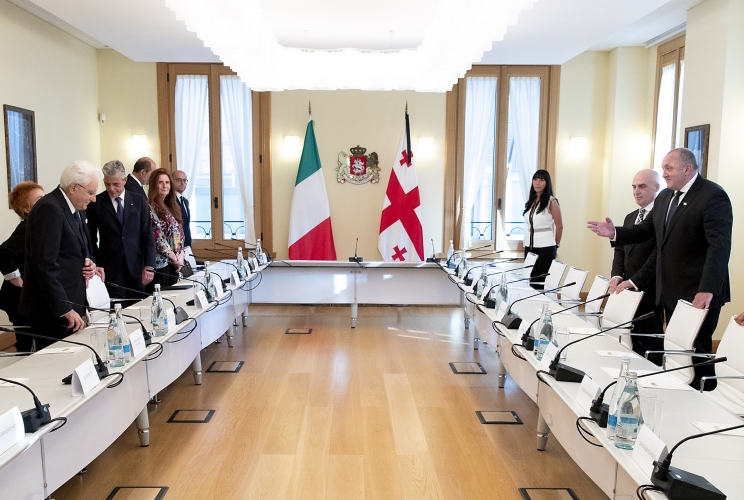  Il Presidente della Repubblica Sergio Mattarella con il Presidente della Repubblica di Georgia Giorgi Margvelashvili e le rispettive delegazioni