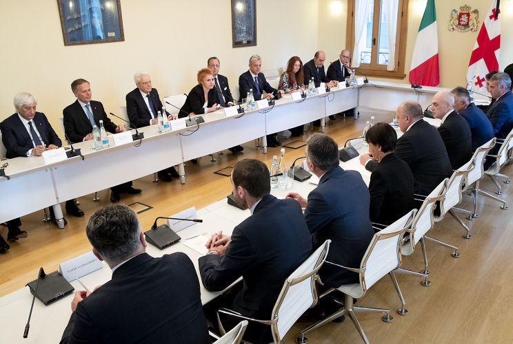 Tbilisi - Il Presidente della Repubblica Sergio Mattarella con il Presidente della Repubblica di Georgia Giorgi Margvelashvili e le rispettive delegazioni