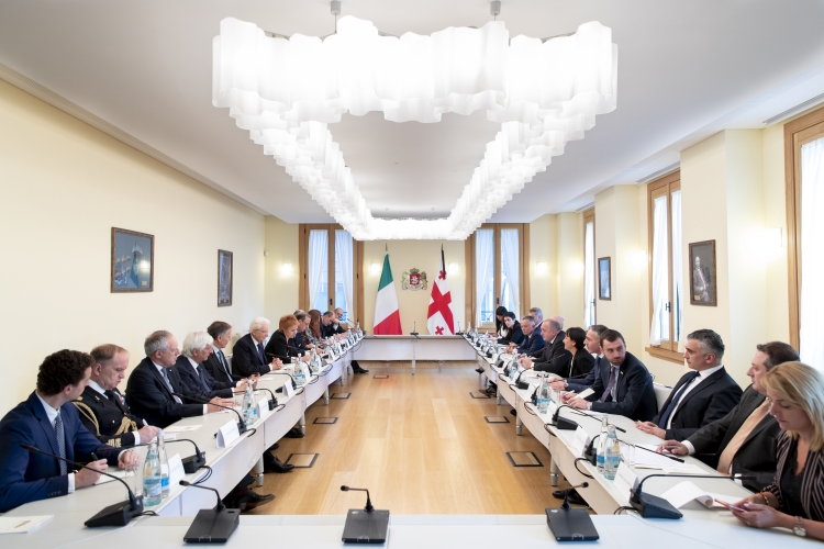 Tbilisi - Il Presidente della Repubblica Sergio Mattarella con il Presidente della Repubblica di Georgia Giorgi Margvelashvili e le rispettive delegazioni