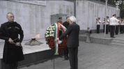 Il Presidente Mattarella depone una corona al Monumento ai Caduti
