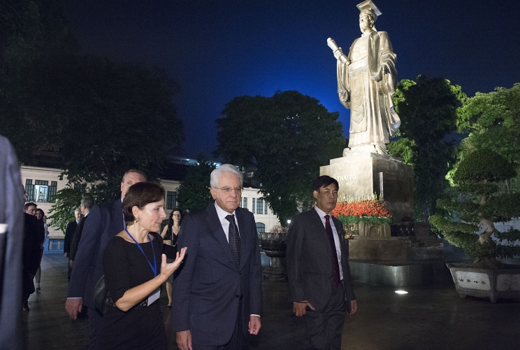 Il Presidente Sergio Mattarella con l'Ambasciatore d'Italia ad Hanoi Cecilia Piccioni