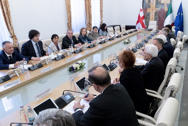 Il Presidente della Repubblica Sergio Mattarella nel corso dei colloqui con il Presidente del Parlamento della Georgia Irakli Kobakhidze e le rispettive delegazioni
