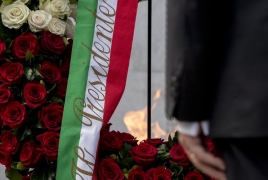 Il Presidente della Repubblica Sergio Mattarella in occasione della deposizione di una corona di fiori al Monumento ai Caduti