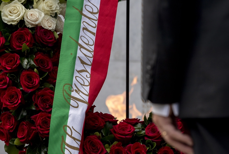 Il Presidente della Repubblica Sergio Mattarella in occasione della deposizione di una corona di fiori al Monumento ai Caduti