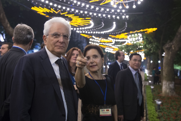 Il Presidente Sergio Mattarella con l'Ambasciatore d'Italia ad Hanoi Cecilia Piccioni
