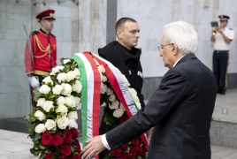 Il Presidente della Repubblica Sergio Mattarella in occasione della deposizione di una corona di fiori al Monumento ai Caduti.
