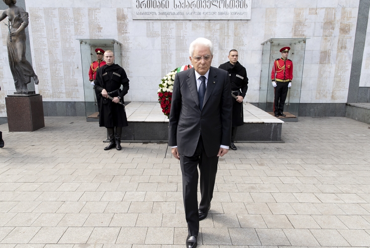 Il Presidente della Repubblica Sergio Mattarella in occasione della deposizione di una corona di fiori al Monumento ai Caduti.