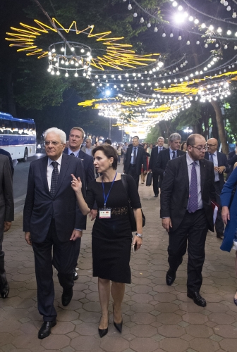 Il Presidente Sergio Mattarella con l'Ambasciatore Cecilia Piccioni ad Hanoi