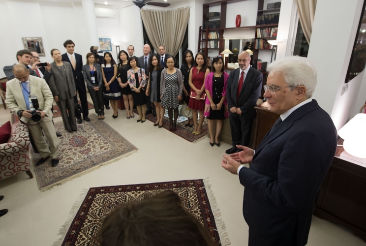 Il Presidente Sergio Mattarella incontra il personale dell'Ambasciata d'Italia ad Hanoi