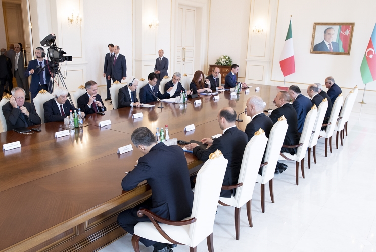 Il Presidente Sergio Mattarella con il Presidente della Repubblica dell’Azerbaigian Ilham Aliyev e le rispettiive delegazioni, 