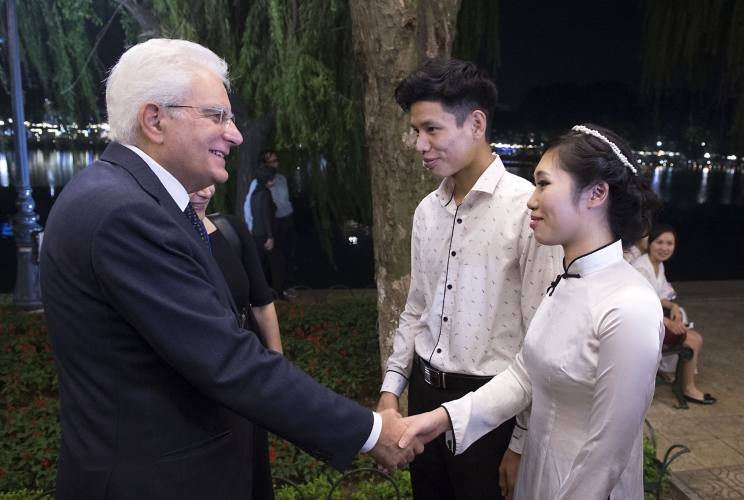 Il Presdiente Sergio Mattarella saluta una coppia di sposi ad Hanoi