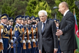 Il Presidente Sergio Mattarella con il Presidente della Repubblica dell’Azerbaigian Ilham Aliyev durante gli onori militari