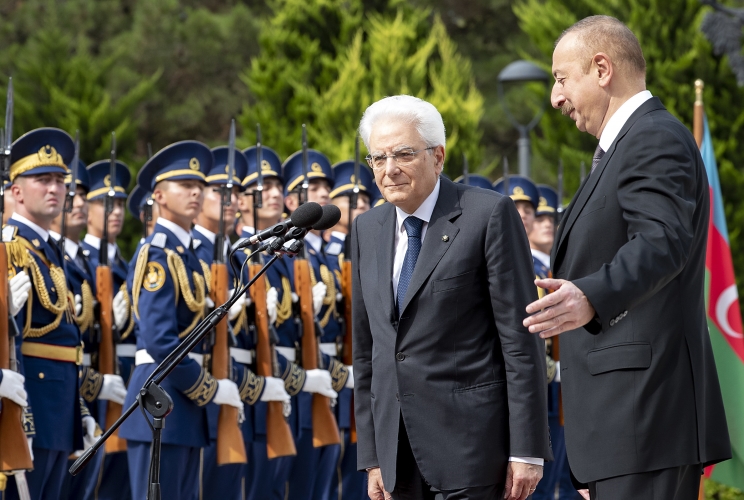 Il Presidente Sergio Mattarella con il Presidente della Repubblica dell’Azerbaigian Ilham Aliyev durante gli onori militari