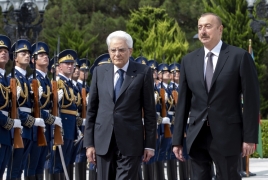Il Presidente Sergio Mattarella con il Presidente della Repubblica dell’Azerbaigian Ilham Aliyev durante gli onori militari