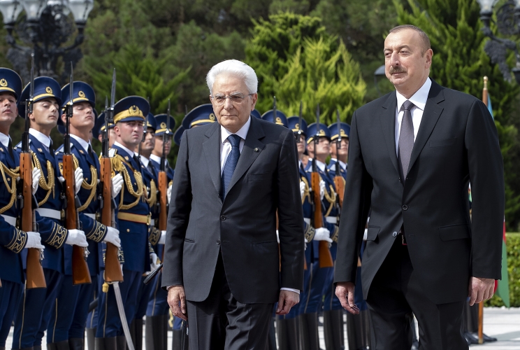 Il Presidente Sergio Mattarella con il Presidente della Repubblica dell’Azerbaigian Ilham Aliyev durante gli onori militari
