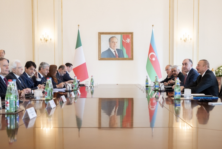 Baku - Il Presidente della Repubblica Sergio Mattarella con il Presidente della Repubblica dell’Azerbaigian Ilham Aliyev e le rispettive delegazioni