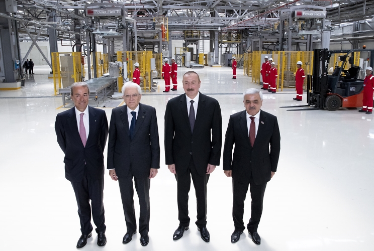 Il Presidente della Repubblica Sergio Mattarella con il Presidente della Repubblica dell’Azerbaigian Ilham Aliyev e i rappresentanti delle società Socar e Maire Tecnimont in occasione dell’inaugurazione dell’impianto di produzione di polipropilene