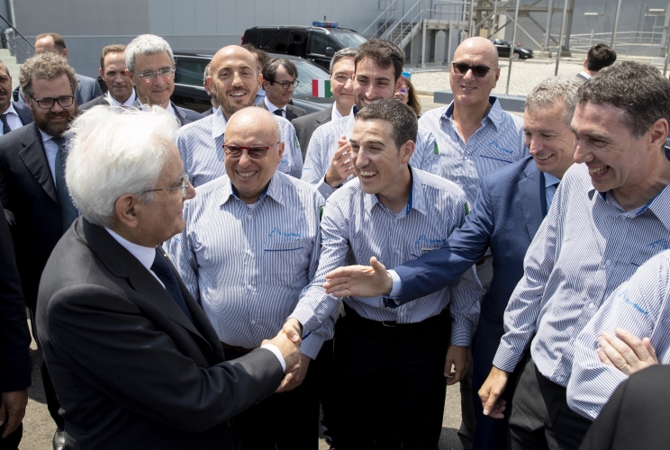  Il Presidente della Repubblica Sergio Mattarella in occasione dell’inaugurazione dell’impianto di produzione di polipropilene saluta alcuni italiani che hanno collaborato alla realizzazione dell’impianto