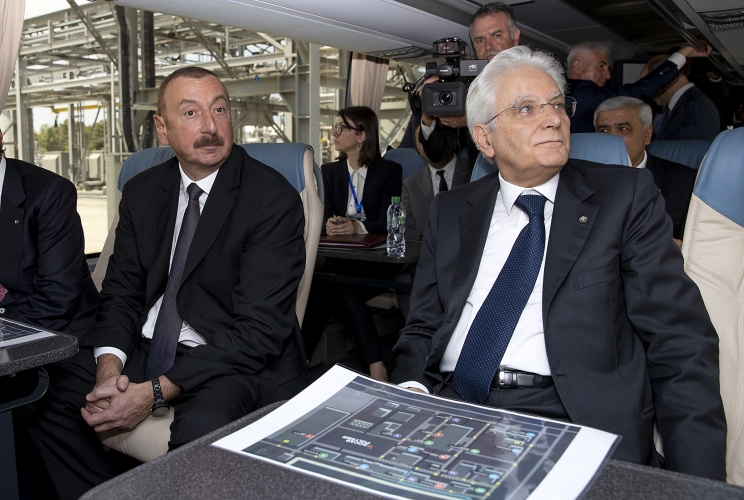 Il Presidente della Repubblica Sergio Mattarella con il Presidente della Repubblica dell’Azerbaigian Ilham Aliyev in occasione dell’inaugurazione dell’impianto di produzione di polipropilene visitano a bordo di un pulmino la struttura