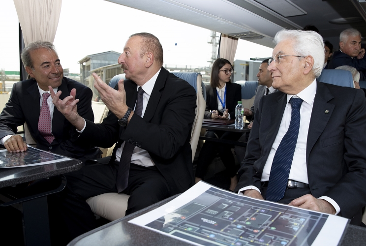 Il Presidente della Repubblica Sergio Mattarella con il Presidente della Repubblica dell’Azerbaigian Ilham Aliyev in occasione dell’inaugurazione dell’impianto di produzione di polipropilene visitano a bordo di un pulmino la struttura