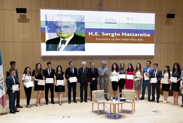 Il Presidente della Repubblica Sergio Mattarella con gli studenti assegnatari di borse di studio all’Università ADA (Azerbaijian Diplomatic Academy)  