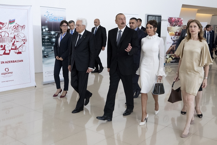 Il Presidente della Repubblica Sergio Mattarella con il Presidente della Repubblica dell’Azerbaigian Ilham Aliyev al centro culturale Heydar Aliyev in occasione del Forum Economico