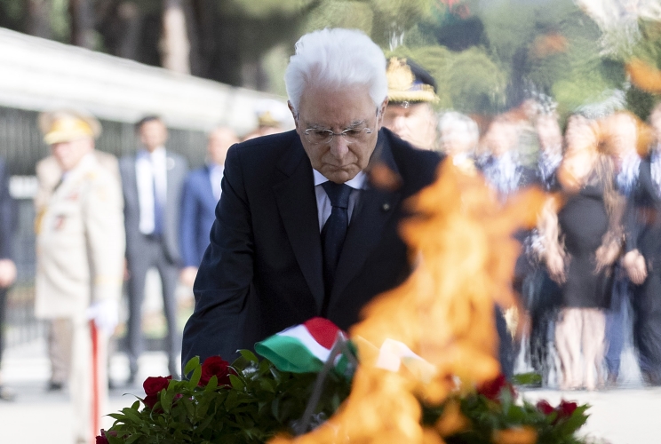 Il Presidente della Repubblica Sergio Mattarella in occasione di una deposizione di una corona di fiori al Cimitero dei Martiri