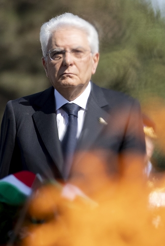 Il Presidente della Repubblica Sergio Mattarella in occasione di una deposizione di una corona di fiori al Cimitero dei Martiri