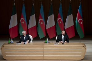 Il Presidente della Repubblica Sergio Mattarella con il Presidente della Repubblica dell’Azerbaigian Ilham Aliyev al centro culturale Heydar Aliyev in occasione del Forum Economico