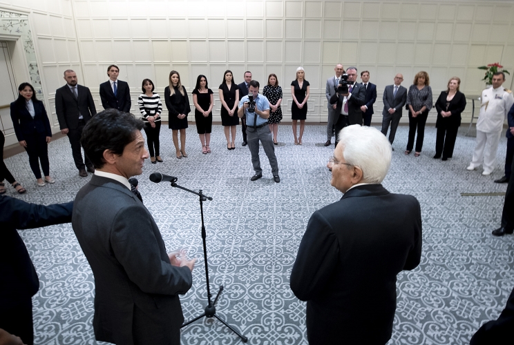 Il Presidente Sergio Mattarella con a fianco l'Ambasciatore d'Italia a Baku Augusto Massari in occasione dell'incontro con il personale dell'Ambasciata d'Italia e dell'ICE