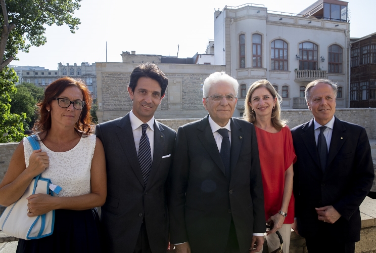 Il Presidente Sergio Mattarella e la Signora Laura con il Ministro degli Affari Esteri Enzo Moavero Milanesi e l'Ambasciatore d'Italia a Baku Augusto Massari e consorte, nel corso della visita alla "Città Vecchia" di Baku