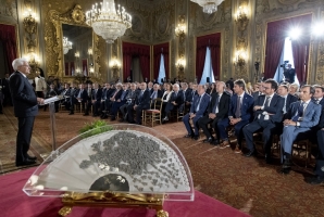 Il Presidente Sergio Mattarella nel corso della cerimonia di consegna del "Ventaglio" in occasione dell'incontro con i componenti dell'Associazione Stampa Parlamentare i Direttori dei quotidiani e delle agenzie giornalistiche ed i giornalisti accreditati presso il Quirinale