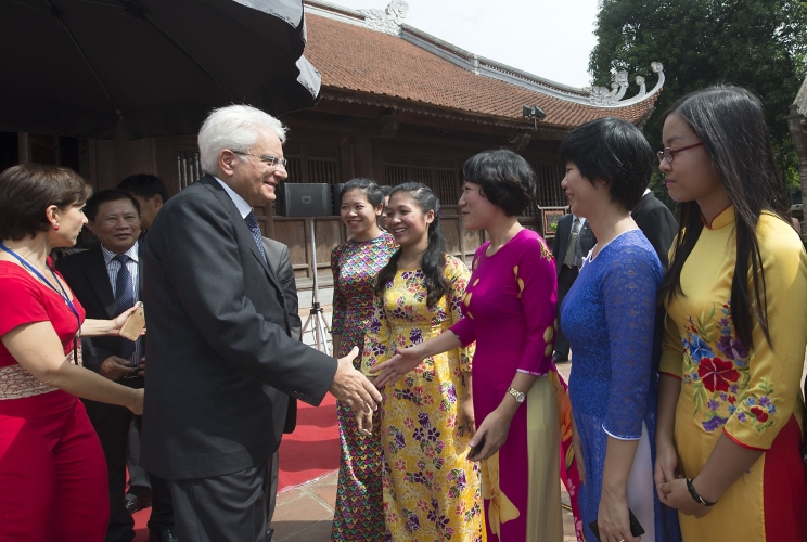 Il Presidente Sergio Mattarella saluta gli studenti d'italiano al Tempio della Letteratura