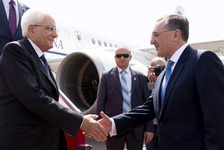  Il Presidente della Repubblica Sergio Mattarella accolto dal Ministro degli Esteri della Repubblica d’Armenia Zohrab Mnatsakanyan al suo arrivo a Yerevan