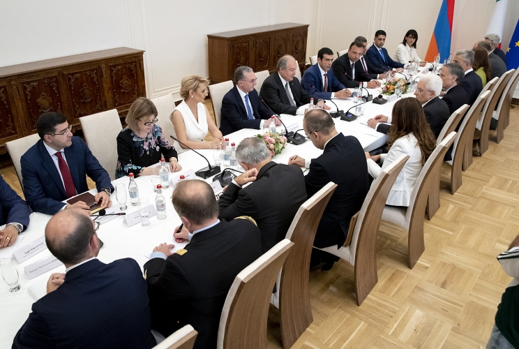  Il Presidente della Repubblica Sergio Mattarella con il Presidente della Repubblica d’Armenia, Armen Sarkissian e le rispettive delegazioni