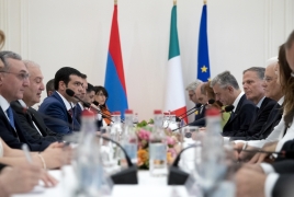 Mattarella al Palazzo Presidenziale, ad accogliere il Presidente della Repubblica d’Armenia, Armen Sarkissian e Consorte.