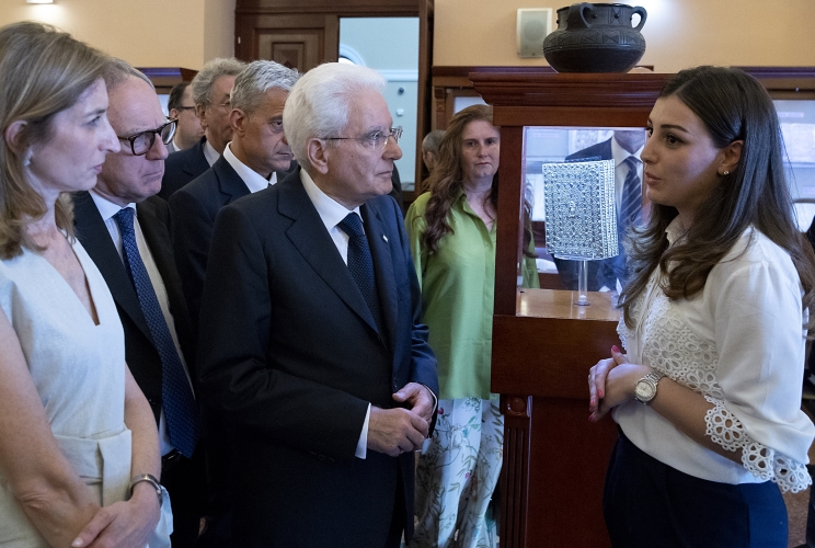 Il Presidente della Repubblica Sergio Mattarella nel corso della visita al Museo Matenadaran