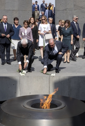 Il Presidente della Repubblica Sergio Mattarella con il Presidente della Repubblica d’Armenia, Armen Sarkissian al Memoriale di Tsitsernakaberd