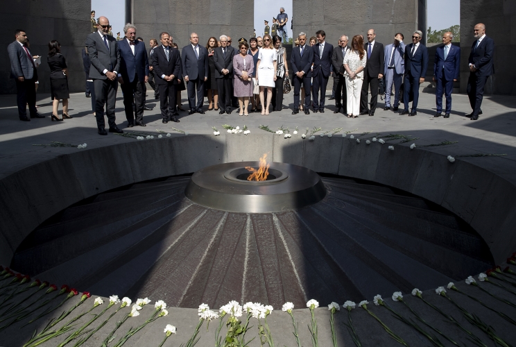 Il Presidente della Repubblica Sergio Mattarella con il Presidente della Repubblica d’Armenia, Armen Sarkissian al Memoriale di Tsitsernakaberd